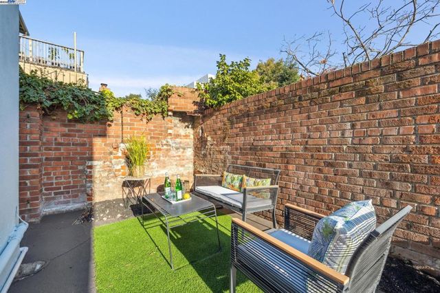 1354 Regent St, Alameda, CA 94501