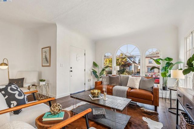 1354 Regent St, Alameda, CA 94501
