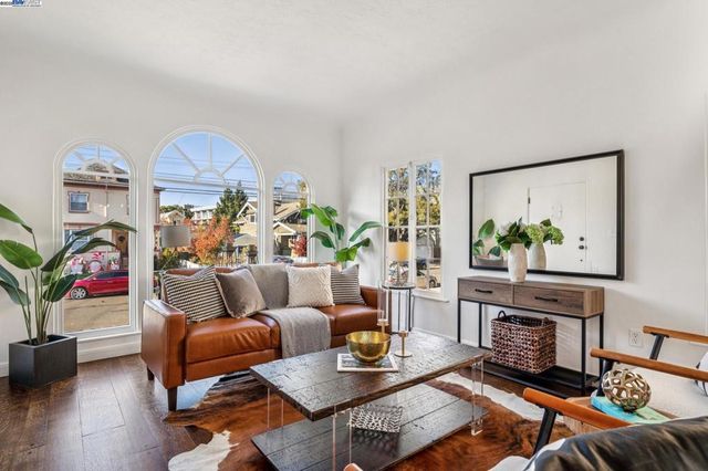 1354 Regent St, Alameda, CA 94501
