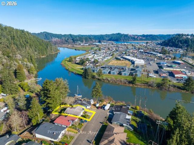 1745 GREENWOOD Ave, Reedsport, OR 97467
