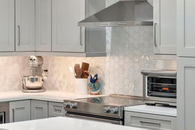 536 4TH AVENUE S 2A, St Petersburg, FL 33701