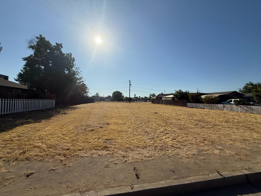 Image 1 of property listing at 800 Whitney, Dinuba, CA 93618