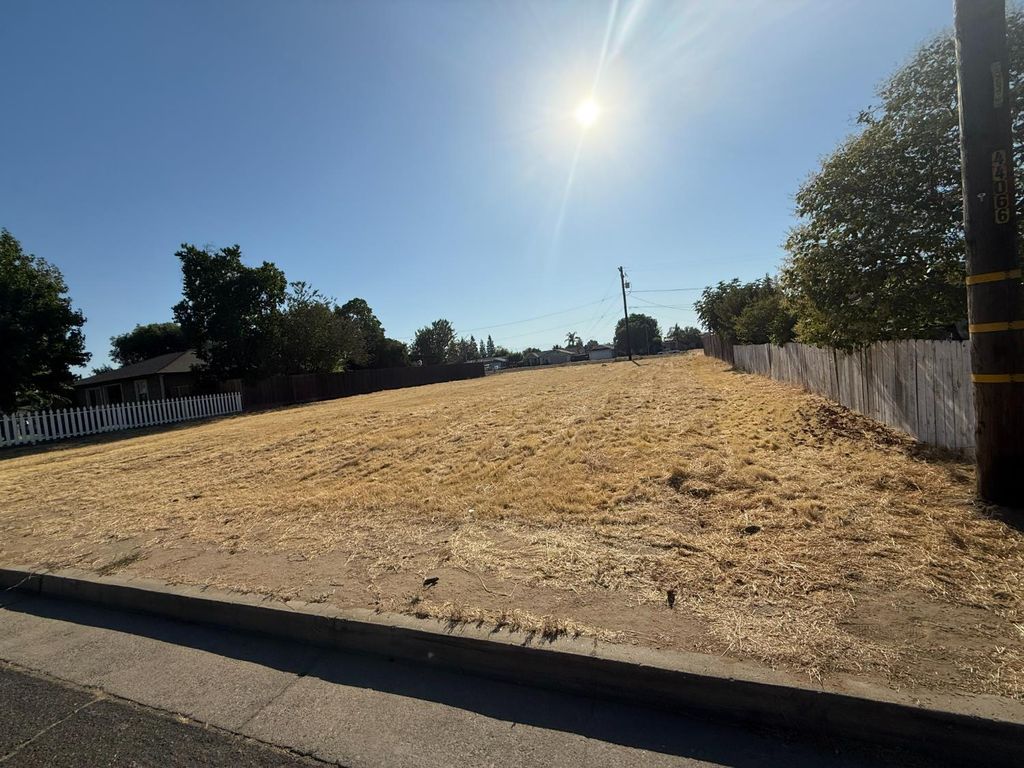 Image 2 of property listing at 800 Whitney, Dinuba, CA 93618