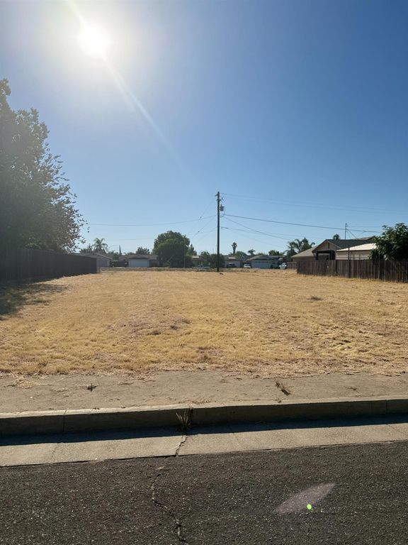 Image 3 of property listing at 800 Whitney, Dinuba, CA 93618