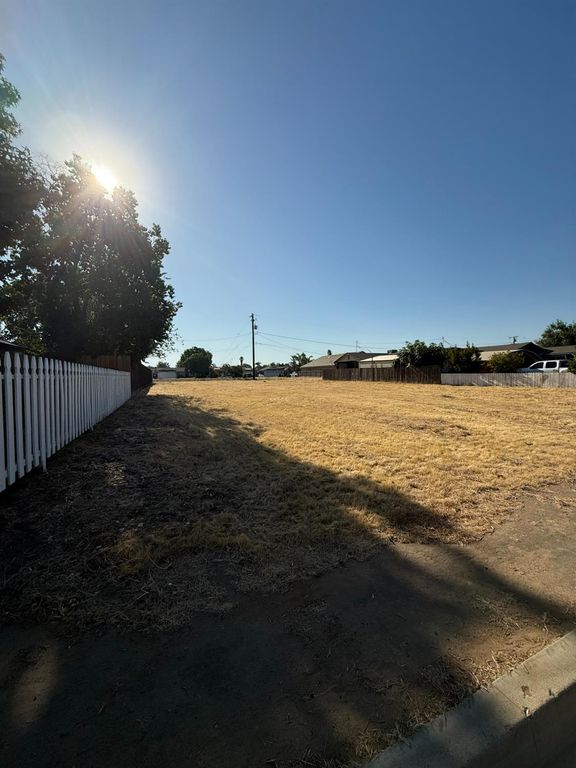 Image 4 of property listing at 800 Whitney, Dinuba, CA 93618