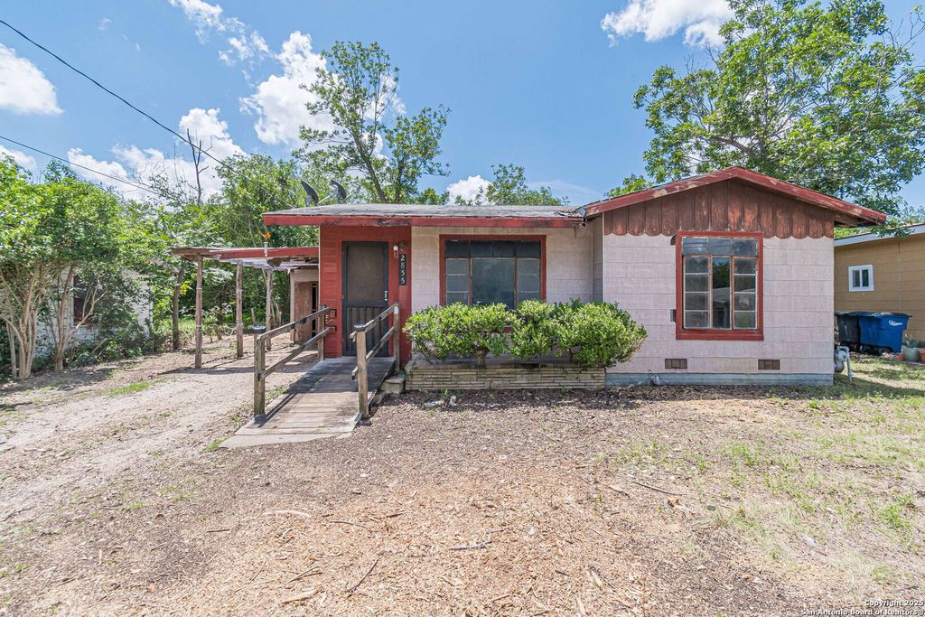 2855 W San Antonio, New Braunfels, TX 78130