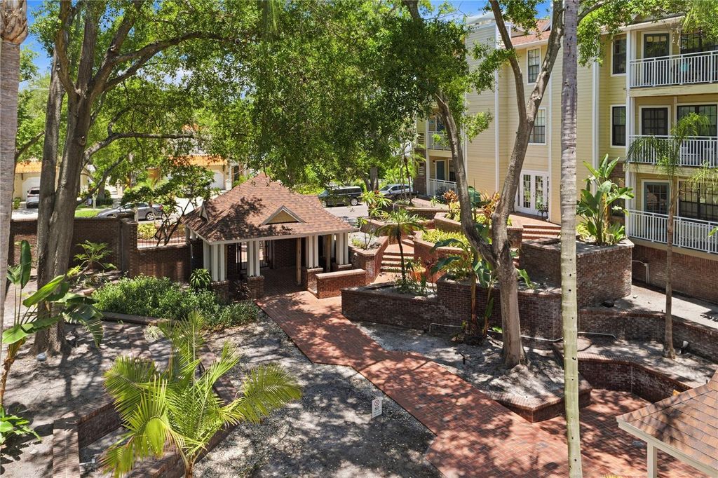 Image 10 of property listing at 1000 W HORATIO STREET 111, Tampa, FL 33606