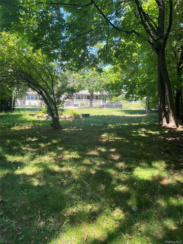 27 Wellington Place, Amityville, NY 11701