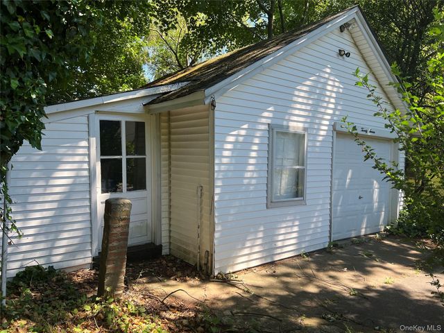 27 Wellington Place, Amityville, NY 11701