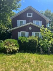 27 Wellington Place, Amityville, NY 11701