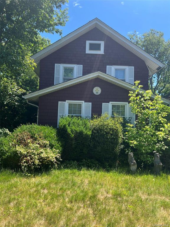 27 Wellington Place, Amityville, NY 11701