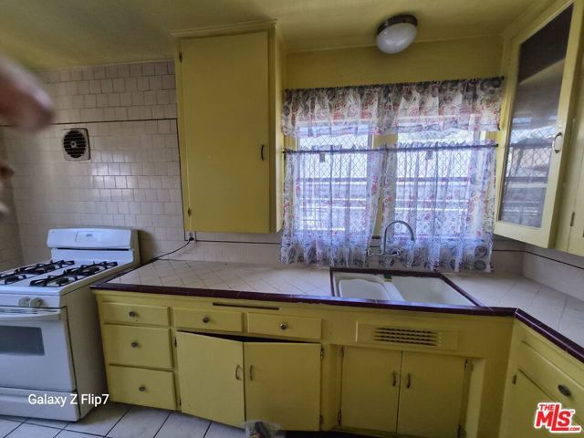 1241 W 43rd Street, Los Angeles, CA 90037