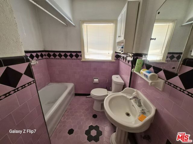 1241 W 43rd Street, Los Angeles, CA 90037