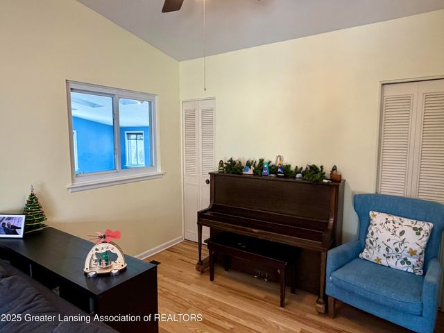 1923 Gay Lane, Lansing, MI 48912