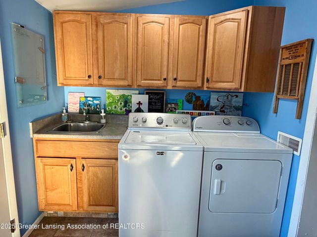 1923 Gay Lane, Lansing, MI 48912