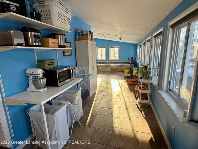 1923 Gay Lane, Lansing, MI 48912