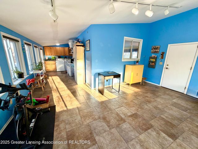 1923 Gay Lane, Lansing, MI 48912