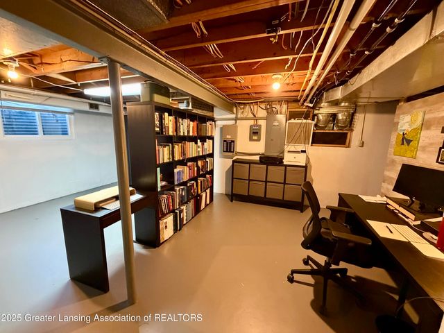 1923 Gay Lane, Lansing, MI 48912