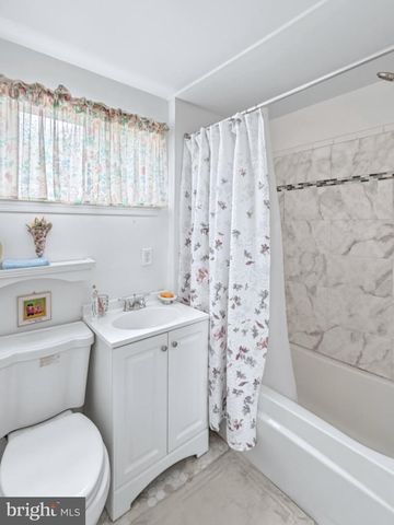 36 REGENT RD, Cherry Hill, NJ 08003