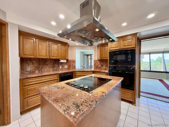 230 W Laurel St 204, San Diego, CA 92101