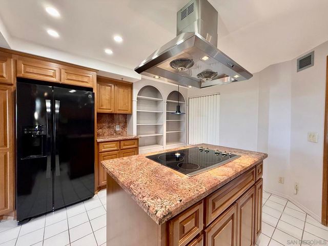 230 W Laurel St 204, San Diego, CA 92101