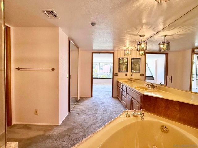 230 W Laurel St 204, San Diego, CA 92101