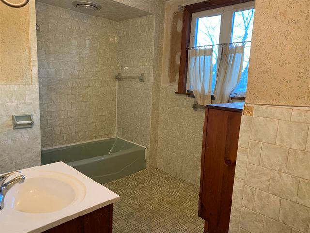 97 Hoyt Avenue, Lowell, MA 01852