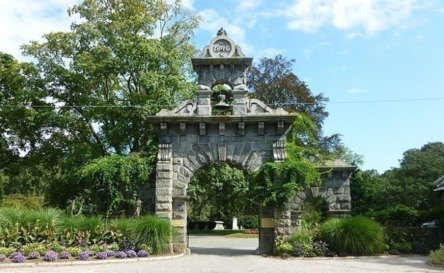 97 Hoyt Avenue, Lowell, MA 01852