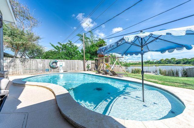 6513 Golf Crest Drive, Galveston, TX 77551
