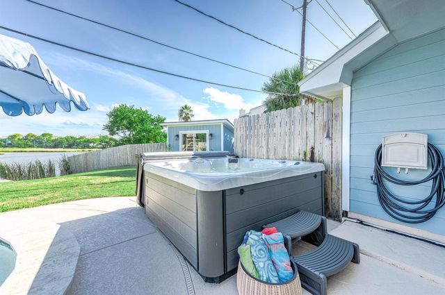 6513 Golf Crest Drive, Galveston, TX 77551