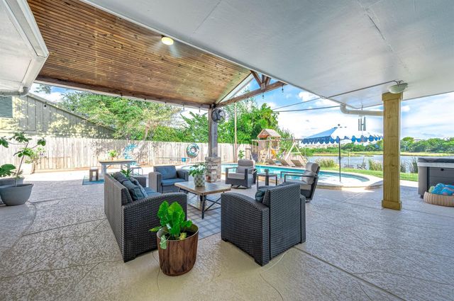 6513 Golf Crest Drive, Galveston, TX 77551
