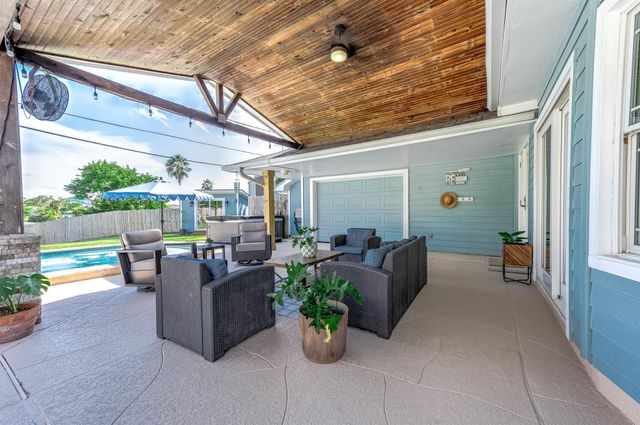 6513 Golf Crest Drive, Galveston, TX 77551