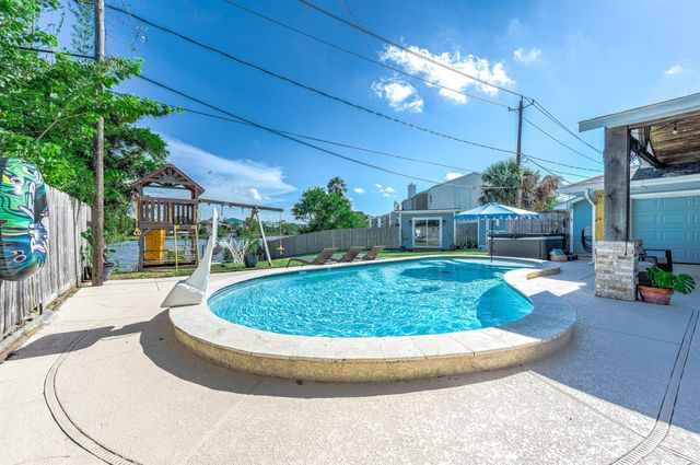 6513 Golf Crest Drive, Galveston, TX 77551
