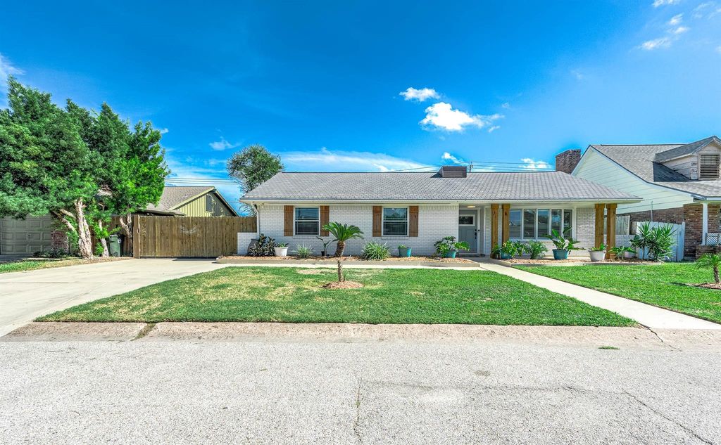 6513 Golf Crest Drive, Galveston, TX 77551