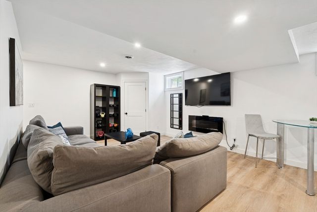 140 Broken Bow Ln, Falmouth, MA 02536