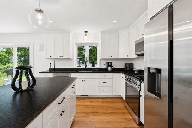 140 Broken Bow Ln, Falmouth, MA 02536