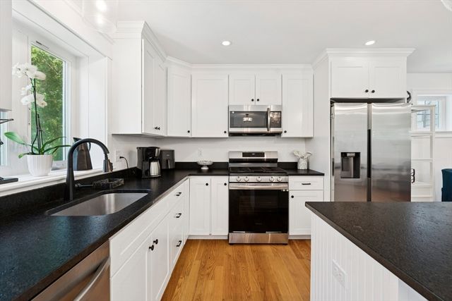 140 Broken Bow Ln, Falmouth, MA 02536