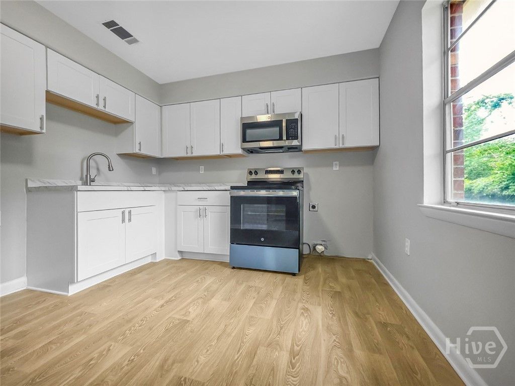Image 10 of property listing at 3911 5th Street, Savannah, GA 31408