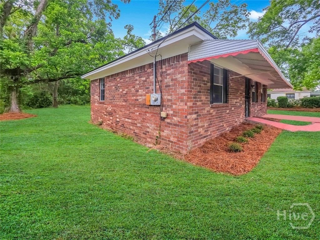 Image 2 of property listing at 3911 5th Street, Savannah, GA 31408