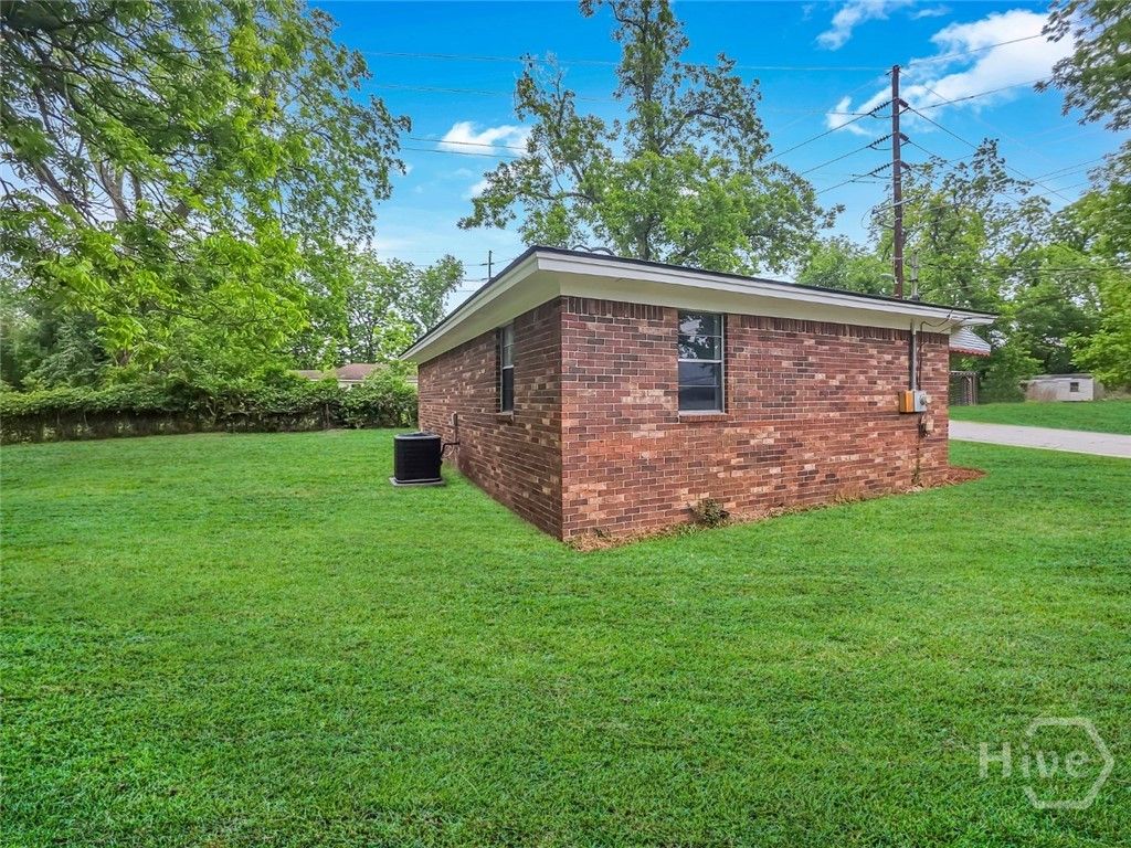 Image 4 of property listing at 3911 5th Street, Savannah, GA 31408