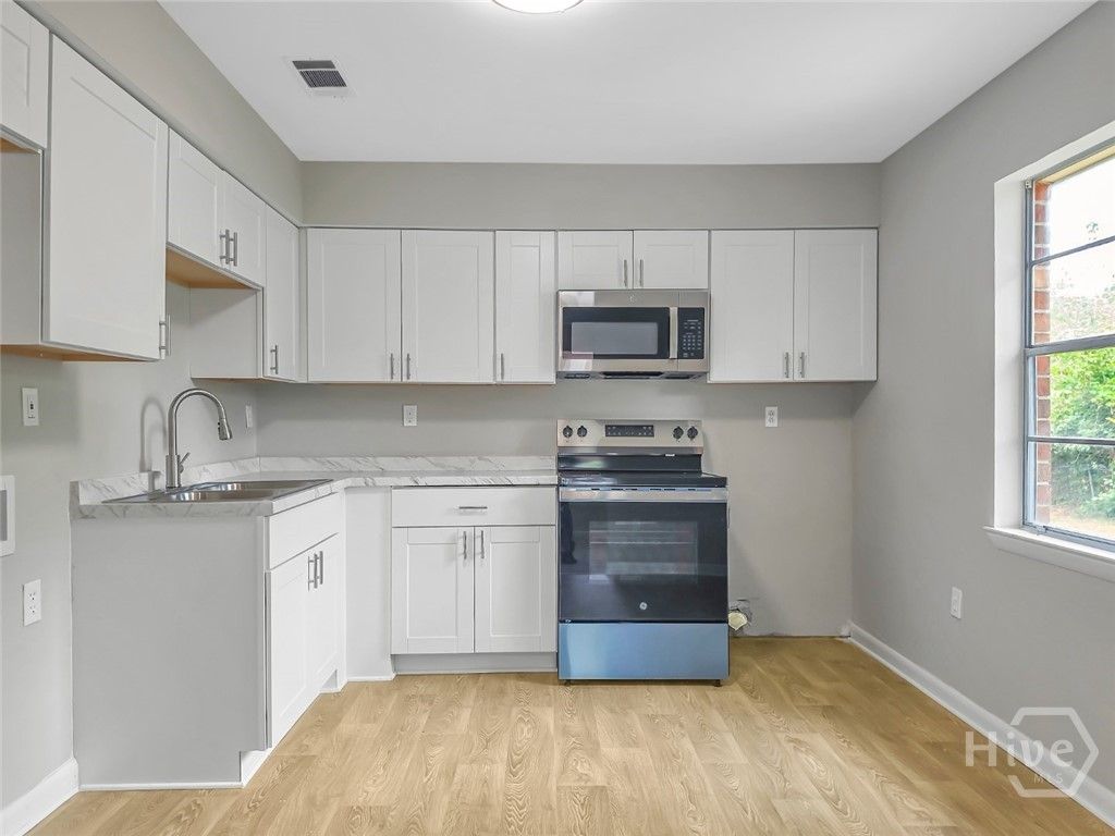 Image 6 of property listing at 3911 5th Street, Savannah, GA 31408