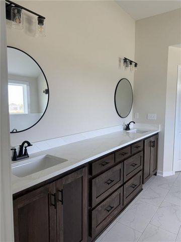 8931 N Poplar Avenue, Kansas City, MO 64156