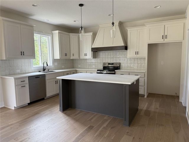 8931 N Poplar Avenue, Kansas City, MO 64156