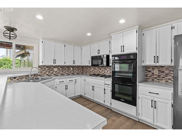 1794 KINGS NORTH St, Eugene, OR 97401