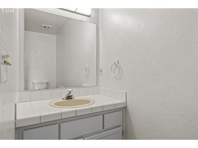1794 KINGS NORTH St, Eugene, OR 97401