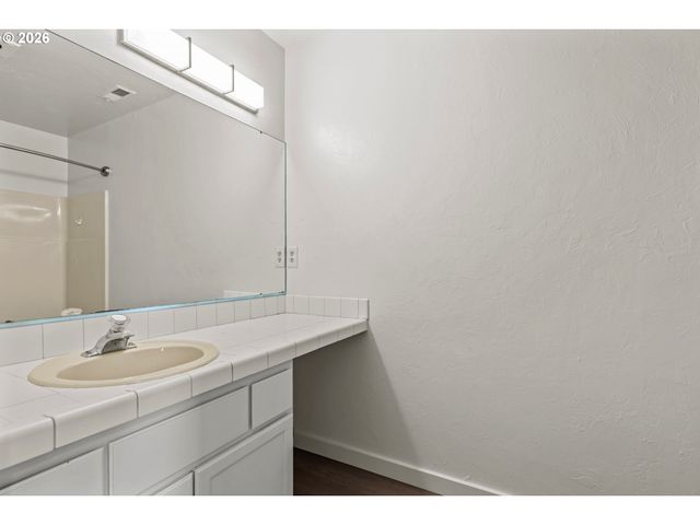 1794 KINGS NORTH St, Eugene, OR 97401