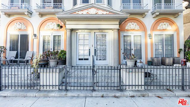 735 Locust Avenue, Long Beach, CA 90813