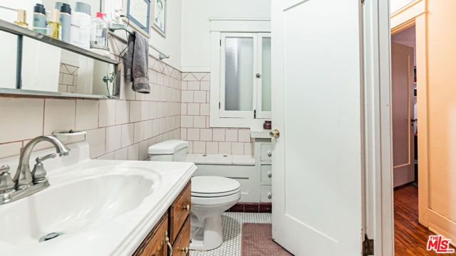 735 Locust Avenue, Long Beach, CA 90813