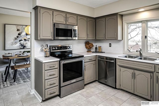 606 N 152nd Circle, Omaha, NE 68154