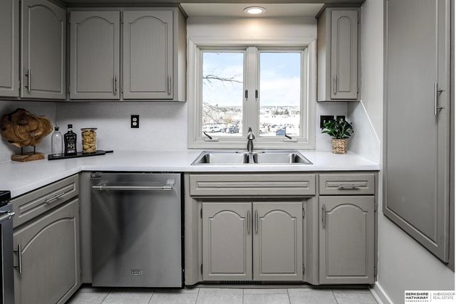 606 N 152nd Circle, Omaha, NE 68154